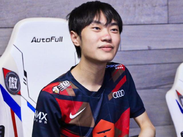 沪媒怒了：阿奇姆彭制造争议点球，主裁为何轻信VAR的意见？